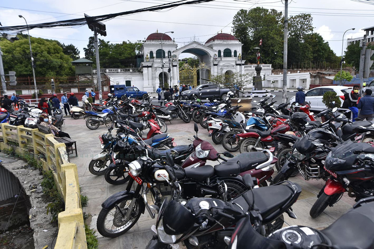 मन्त्रिपरिषदको निर्णय ट्राफिकलाई थाहा छैन, ११ सय सवारी ‘होल्ड’मा