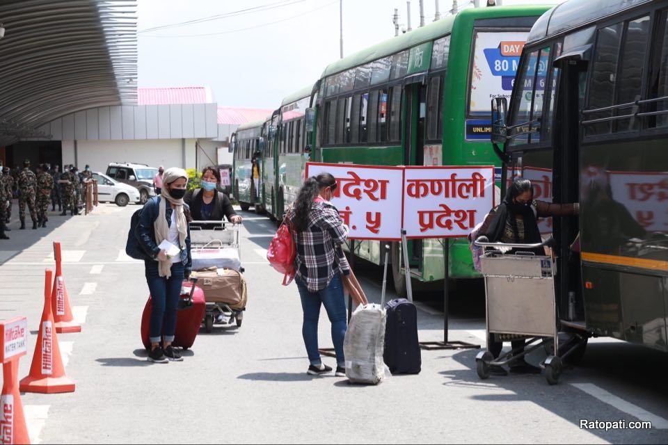 कुवेतबाट उद्धार भएका नेपाली त्रिभुवन अन्तर्राष्ट्रिय विमानस्थलमा