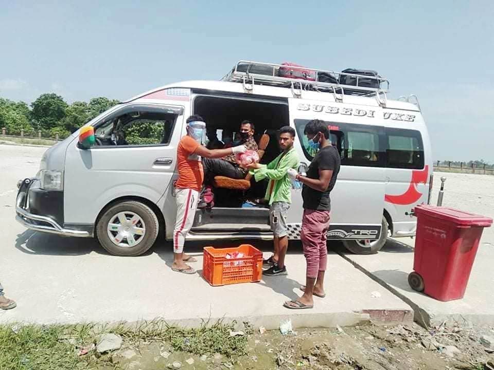  कोहलपुर होल्डिंग सेन्टरमा आउनेलाई खाना वितरण शुरु