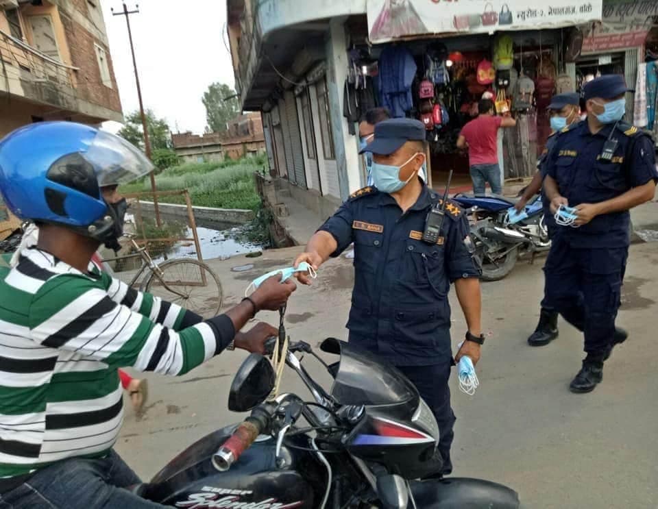 नेपालगन्ज द्योग वाणिज्य संघले सर्वसाधारणलाई मास्क वितरण गर्दै