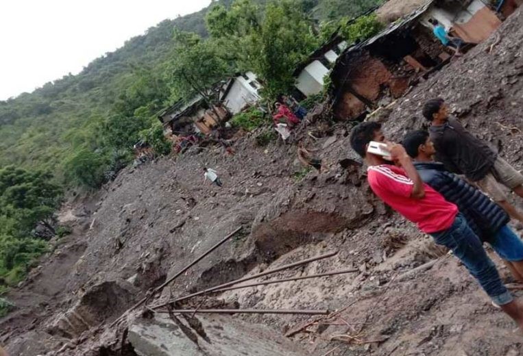 बझाङमा पहिरो जाँदा सात जना वेपत्ता, १७ वटा घर बगे