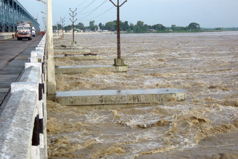 सप्तकोशीमा पानीको बहावले खतराको तह पार गर्‍यो, ४६ ढोका खाेलियो