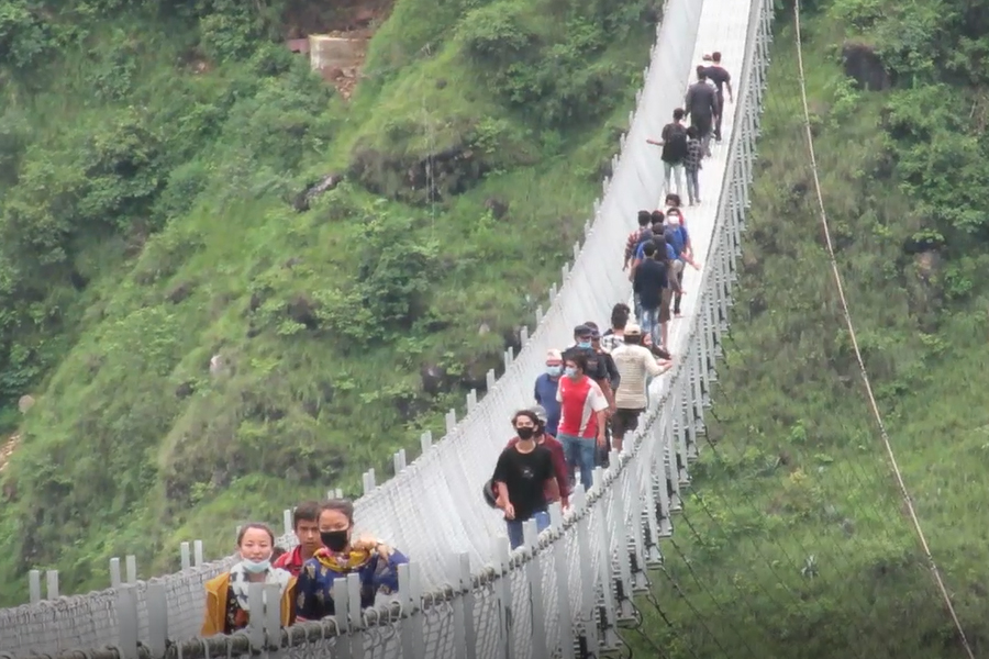 पुलबाट वारपार गर्दा कोरोना संक्रमणको जोखिम बढ्यो