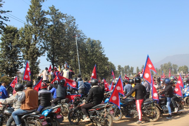 सुर्खेतमा लाग्याे  ‘राजा आउ देश बचाउ’ को नारा, राजावादी समर्थककाे प्रदर्शन