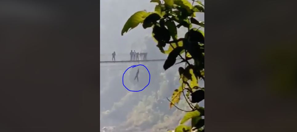 टिकटक बनाउँदा झोलुङ्गे पुलबाट खसेर घाइते भएका एक युवाको उपचारका क्रममा मृत्यु