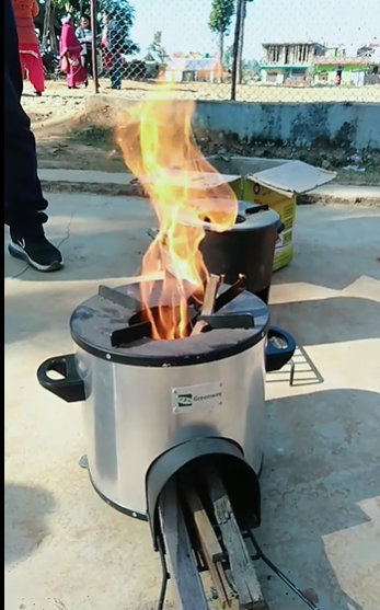 धुवाँबाट बचाउन सुधारीएको चुलो वितरण