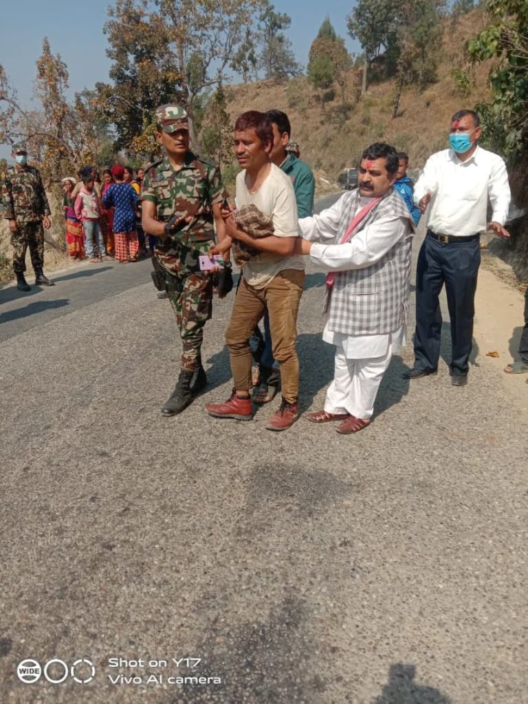 कर्णालीमा भएको दुर्घटनामा परि घाइते भएका चालकलाई प्रदेश २ प्रमुखले उद्धार गरे