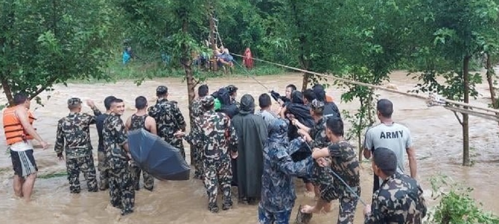 सल्यानको  शारदा नदीबीचमा ११ जना अलपत्र