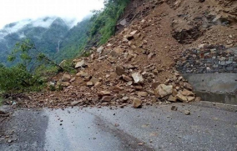 पहिरोले भीमदत्त राजमार्ग अवरुद्ध