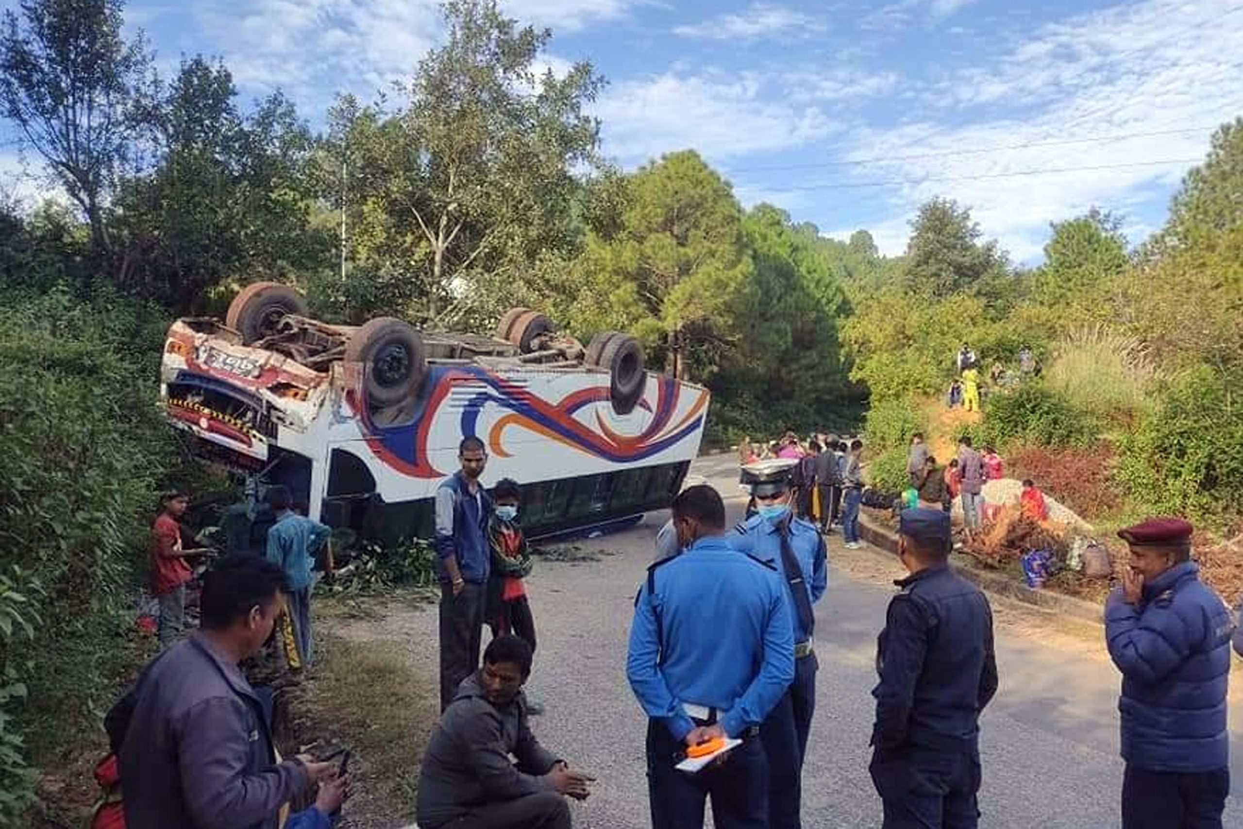 डडेल्धुरामा बस दुर्घटना, १६ जना घाइते