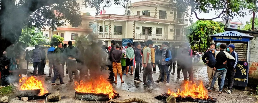 क्षतीपूर्ति र कारवाहीको माग राख्दै  ज्यान गुमाउनेका आफन्तद्वारा सडक अवरुद्ध गर्दै