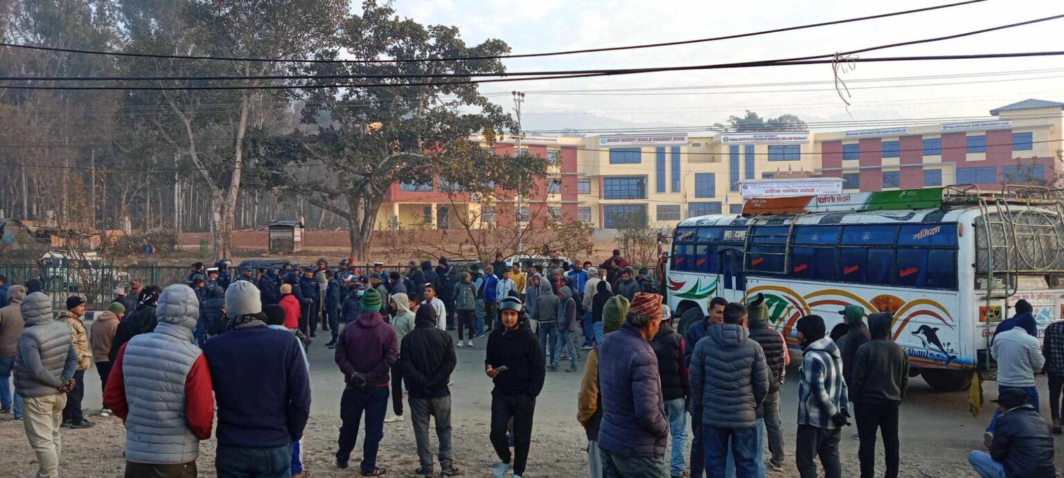 सुर्खेतमा यातायात व्यवसायीबीच झडप, २ जना घाइते