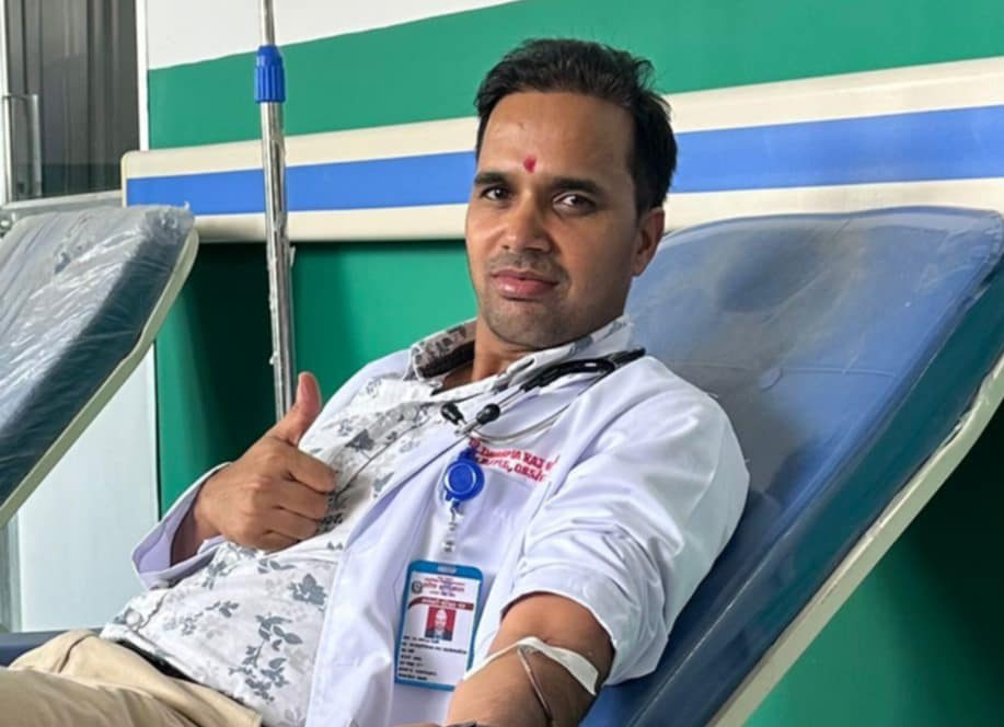 रक्तदान गरेर जन्मोत्सव मनाउने डाक्टर
