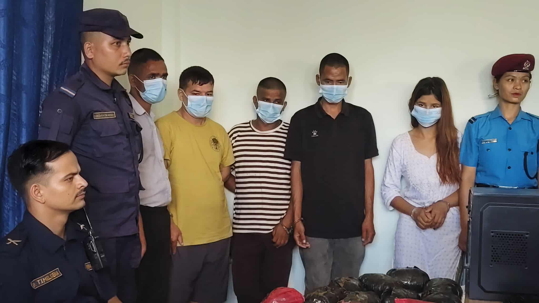१३ लाख नक्कली नोट र अफिम सहित ५ जना पक्राउ