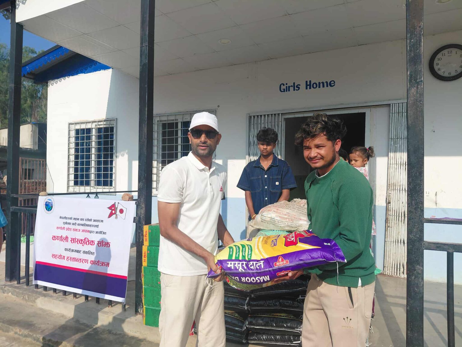 सुर्खेतमा बादी समुदायका बालबालिकालाई खाद्यान्न सहयोग